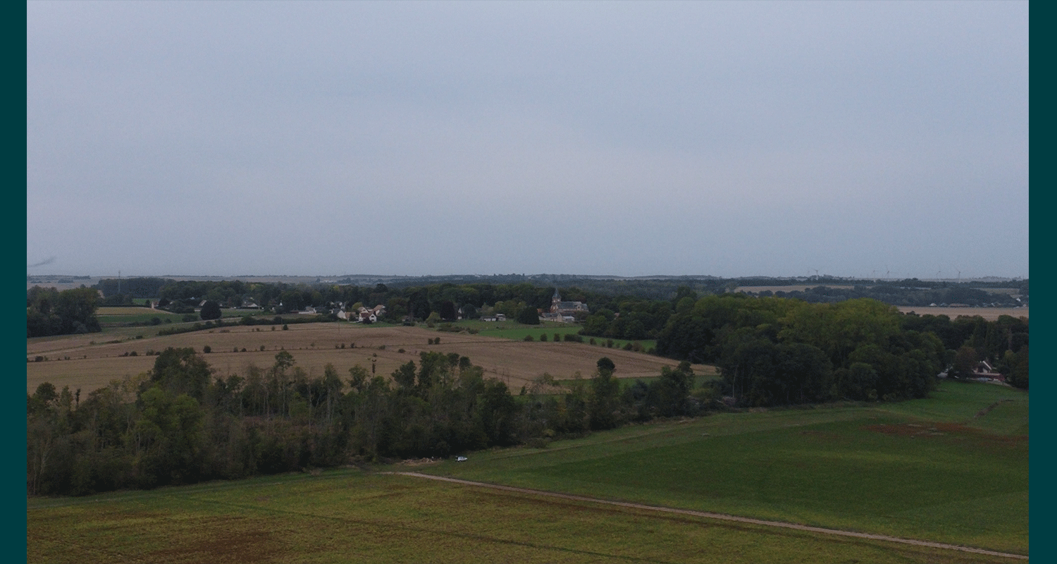 Derrière les arbres du premier le plan, la partie  du champ, la plus proche du village, qui laissera place à la carrière